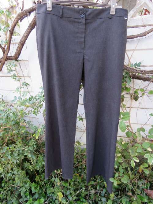 Classic dark grey pants in polyester/rayon stretch fabric.By 'TRUWORTHS' in 42/18.As new.