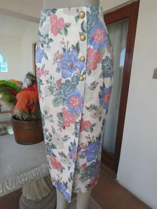 Cutting edge brocade pencil skirt.Fold over pleat at front with buttons and slit.Size 32/8.New cond.