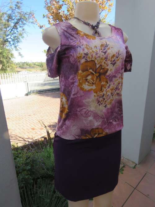 Lovely velvet top with naked shoulder short sleeves.Size 32/8.In lavender with gold flowers.As new.