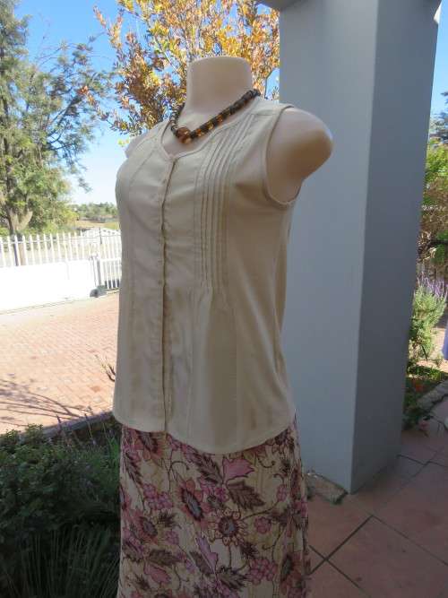 State of the art rich cream sleeveless top by `OLIVE des OLIVE` in 32/8.New condition.