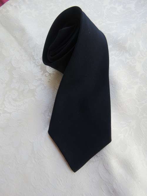 Classic plain vintage navy mens necktie by `TAVERN OF THE SEAS`.Width 8.5cm.As new.