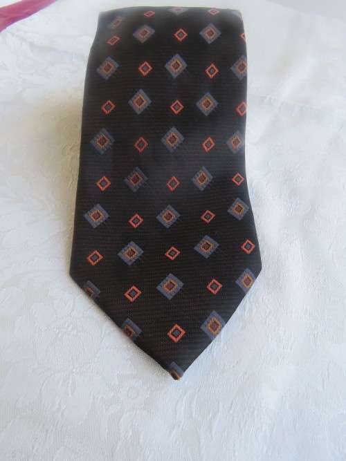 Men`s necktie in brownish colour with little blocks in crimson/blue by `EDGARS`.Width 8.7cm.As new.