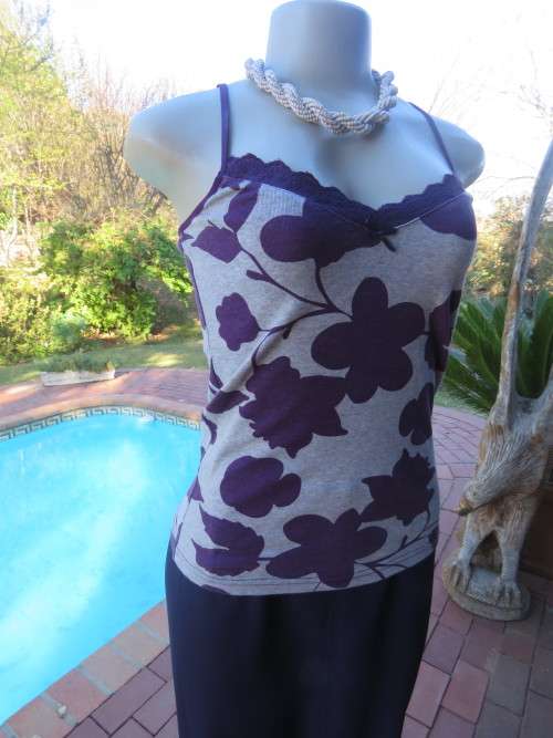 Fabulous silver grey strappy top with dark purple floral pattern.By 'VERO MODA' in 34/10.New cond.
