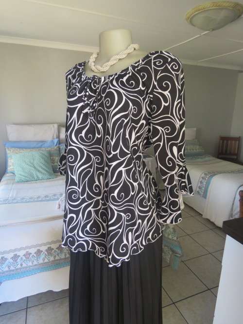 Monochrome long sleeve top in graphic design.Drawstring around neckline.Size 40/16.Good condition.