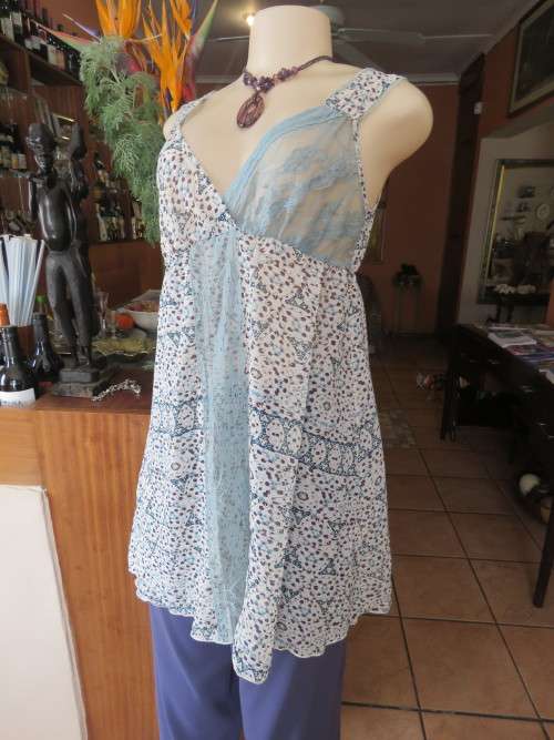 Ultra sexy long top in pretty graphic print by 'LAVANNOR' in 35/11.Was boutique sample.New condition