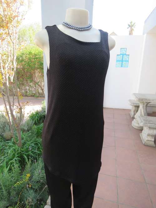 Smart black sleeveless top with tiny silver patterns.Size 34/10. In lycra stretch. New cond.