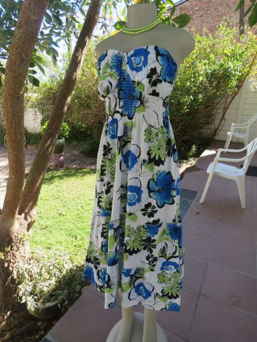 Strapless beach dress by 'HONG LI LA' in 36/12.In white with blue,black and floral pattern.Good cond
