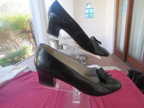 Pair of black patent leather 'STEP ON AIR' shoes in size 7.Low heels and pointed fronts.Good cond.