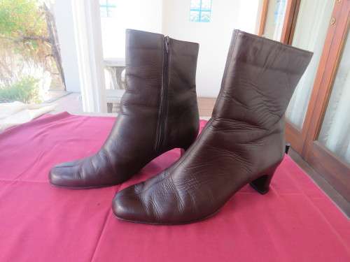 Pair of brown genuine leather 'GREEN CROSS' ankle boots in size 7.Good condition.