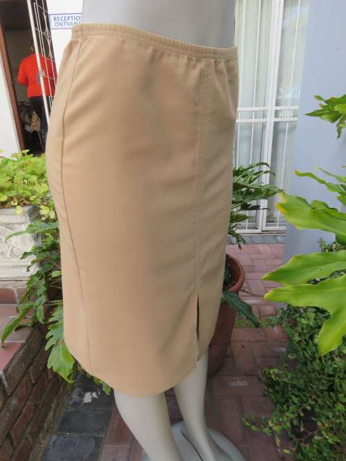 Versatile caramel colour knee length pencil skirt in 34/10.In stretch polyester fabric. As new