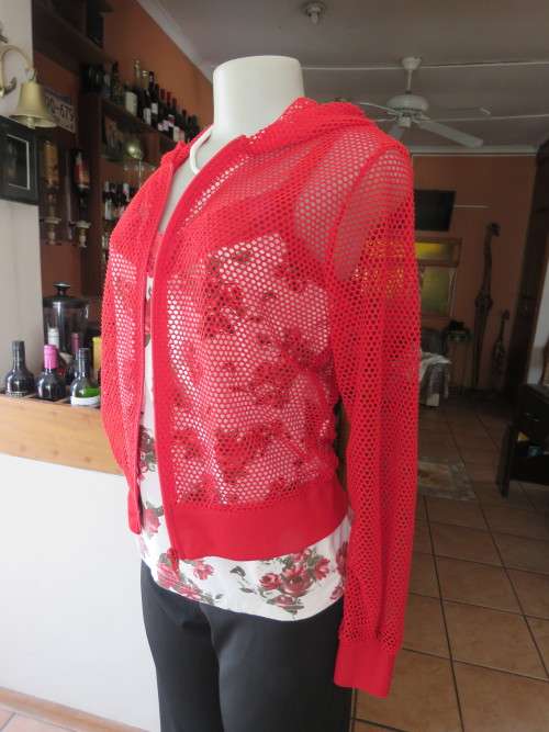 Red mesh 'RT DENIM' hooded long sleeve zip up top.Size 34/10 in 100% polyester.As new.