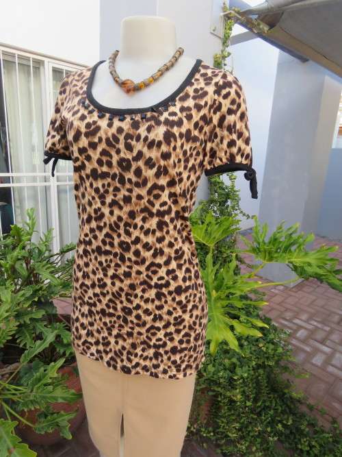Adorable animal print long top in size 32/8 by 'AU MILIEU DE'.In a polyester stretch fabric.As new.
