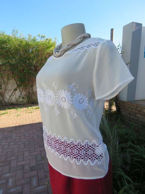 Feminine sheer white embroidered top by `ATMOSPHERE` in 32/8.In 100% polyester.As new.