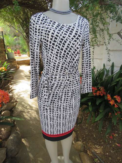 Avant Garde monochrome dress by 'ANNE KLEIN' in 34/10.Designed in U.S.A.New condition.