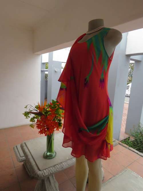The dress to wear to a summer wedding by 'GOLD LIGHT' in 36/12 in salmon colour.New item.