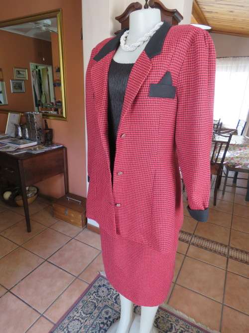 Knockout red/black houndstooth check 2 piece skirt suit by 'IT'S RACHEL' in 38/14.New condition.