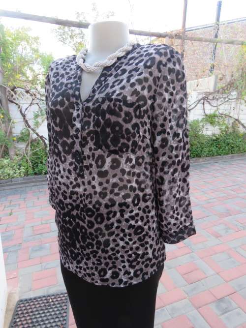 Desk to dinner top in grey/black animal print by 'AUDACITY' in 36/12.Yoked back with pleat.New cond.