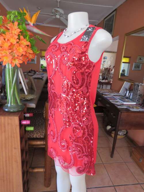 Dramatic red standout cocktail dress by 'MAN TIAN FASHION' in 36/12.Back in stretch polyester.New.