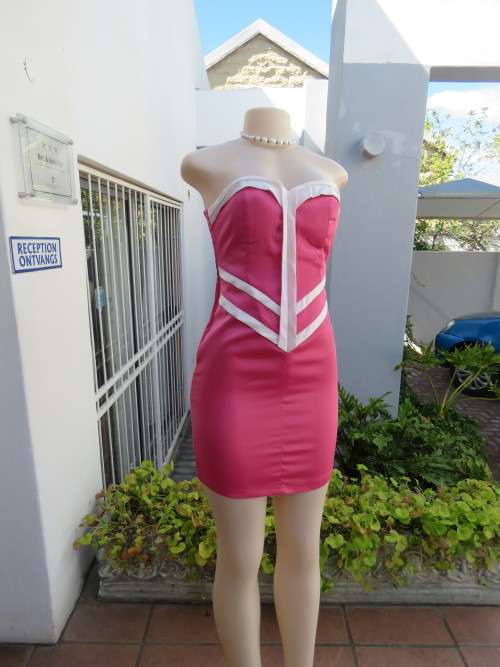 Seriously sexy strapless shiny pink dress in size 32/8 with white bands.Build in bra.New condition.