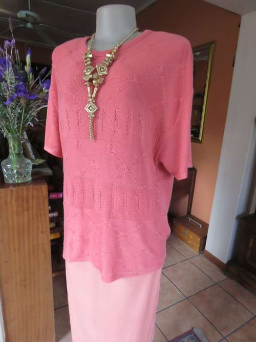 Knitted peach colour top by 'WOOLWORTHS' from the late 80's in 44-46.Very good condition.