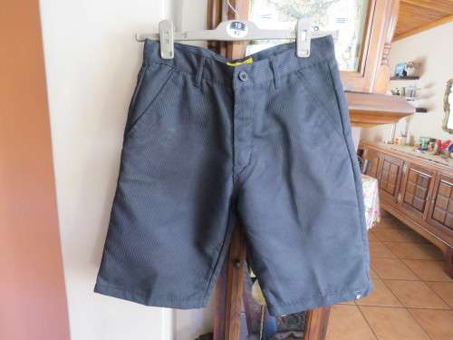 Black and grey striped knee length shorts in 30/76cm.By 'RED'.In 100% polyester.New cond.