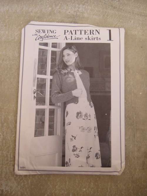 `SEWING WITH CONFIDENCE` pattern 5001 size 8-18 for A-line skirt.Good condition.