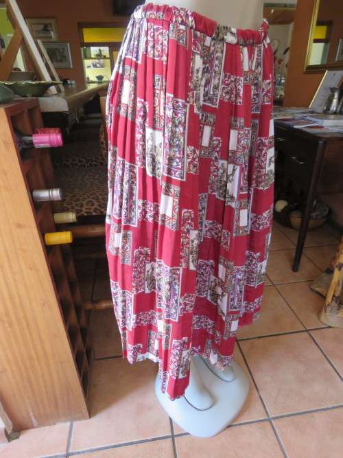 Knife pleated red skirt with beige baroque print white/beige pattern.'FASHIONETTE' in 38/14.As new.