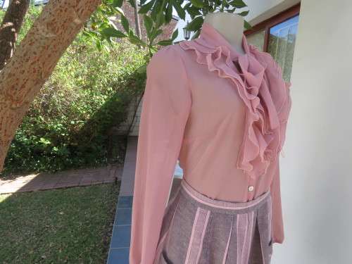 Chic and feminine dusty pink blouse by 'FOSCHINI' in 32/8.Pussy boo neckline.New condition.
