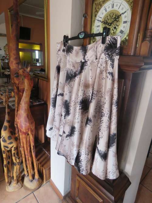 Stunning flare skirt in glitzy beige silky polyester fabric.By 'EXACT' in size 40/16.New condition.
