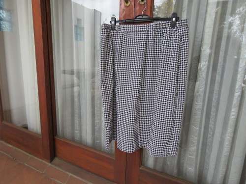 As new size 48/24 black/white houndstooth check straight skirt by 'WOOLWORTHS'.New cond.