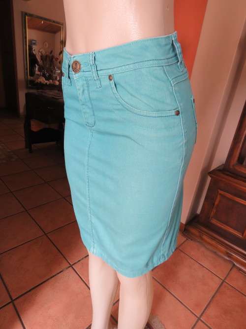 'INSYNC' casual poly cotton stretch light turquoise denim skirt in 32/8.Used but in good cond.