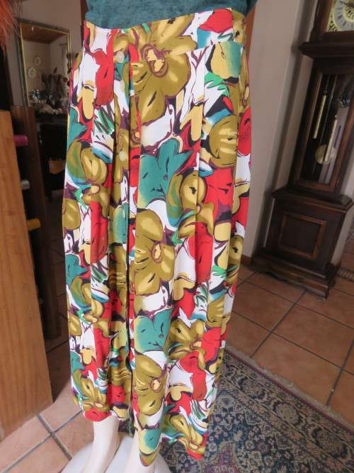 Irresistible vintage skirt in amazing colours in 34/10 by 'SHELLEY IMPRESSIONS'.Good cond.