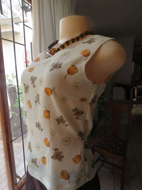 New cream sleeveless floral top with brown,beige and brick flowers by `MAREEN` in 32/8.New.
