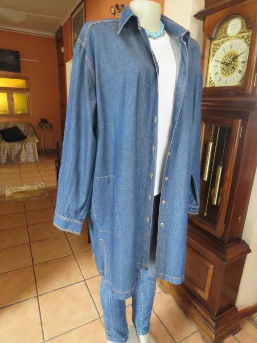 Fashionable long denim jacket by 'SAINT HONORE' in size 46-48.Long cuff sleeves.New cond.