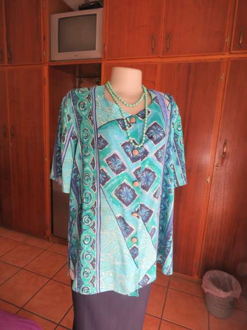 Look bo-ho with this striking printed top by 'RENE TAYLOR' in size 44/20.Good condition.