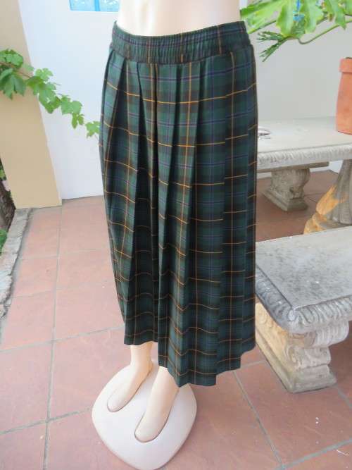 Fabulous tartan print knife pleated skirt by 'WOOLWORTHS' in size 34/10.New condition.