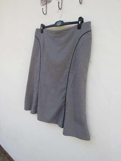 Bandless black and white gingham check A-line skirt in size 40/16.In polyester/cotton fabric.As new.
