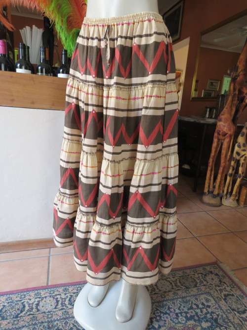 Flare tiered skirt with ethnic look in cream/brown horizontal zig zag patterns.Size 36/12.As new.
