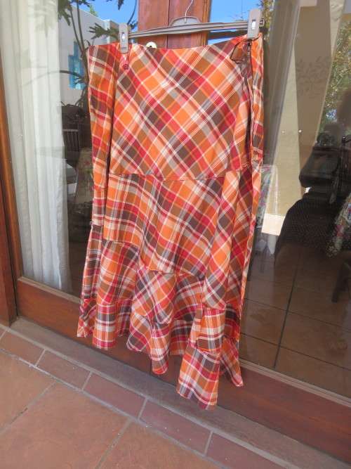 Cheerful summer checked skirt in orange and brick colour by `DONATELLA` in size 48/24.As new.