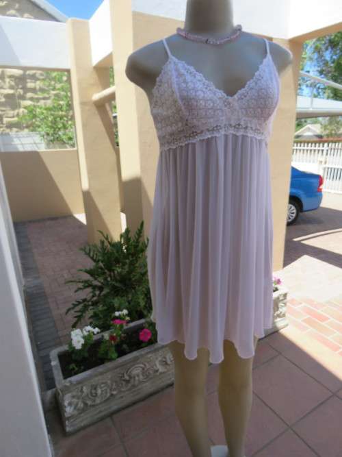 Beautiful sexy off-white nighty by 'FOSCHINI' in size 32/8.Bust on soft lace.In polyester.Good cond.
