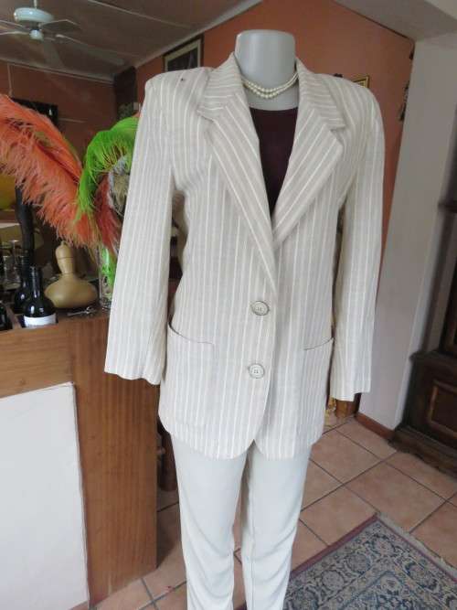 Power jacket in beige and white vertical stripes in size 36/12.Open collar.New condition.