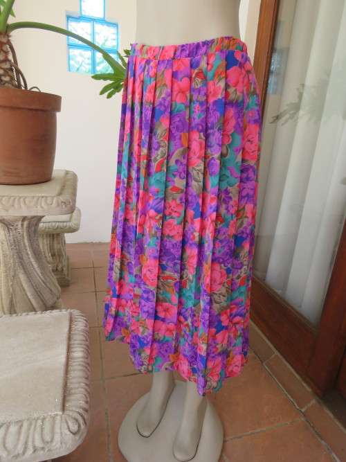 Irresistable silky permanent pleated skirt in colourful pattern.By 'FASHIONETTE' in 42/18.New cond.