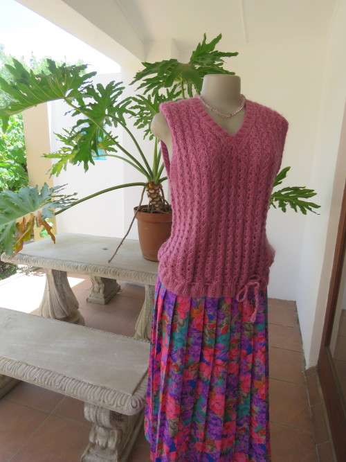 Rose pink V-neck sleeveless top.Size 38/14.Knitted with acrylic wool in lace pattern.New cond.