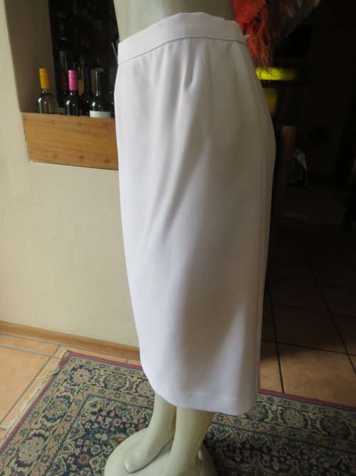 Smart white boutique made skirt.Pencil style in size 40/16.In heavy 100% polyester.As new..