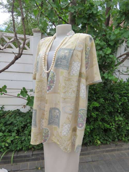 Versatile open hanging short sleeve jacket.Size 42/18.In 100% wash and wear polyester.New cond.