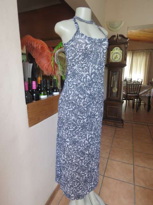On trend maxi dress in light grey with dark grey lace pattern.Size 32/8.Used but in good condition.