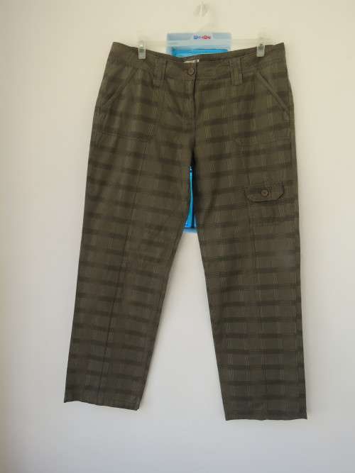 Men's light weight casual check pants in brown.By 'TRAIL' in size 40.Straight legs.New condition.
