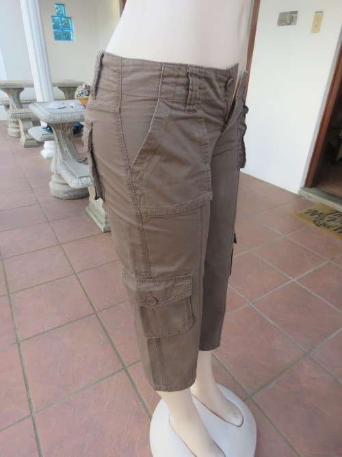 Casual sporty cropped pants by 'RED' in size 30/6.Hipster style.Low rise.In 100% cotton.As new.