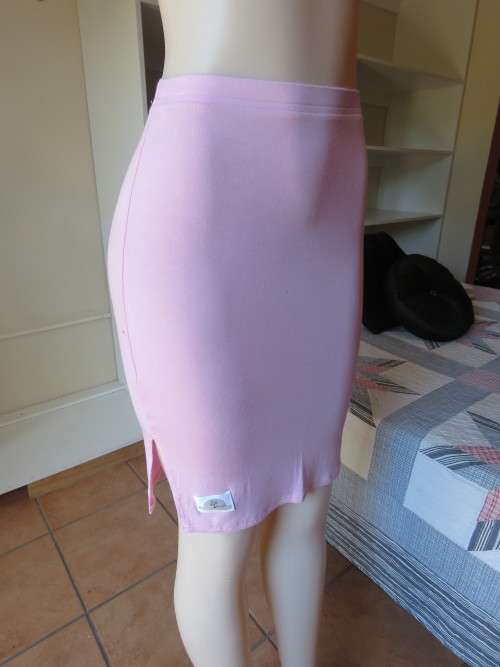 Carnation pink body hugging skirt by 'DOWN TO EARTH'.Size 32/8.In stretch cotton.As new.