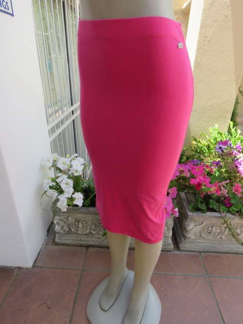 Fabulous magenta pink body hugging midi skirt.Size 34/10 by `OBR`.In stretch cotton.New condition.